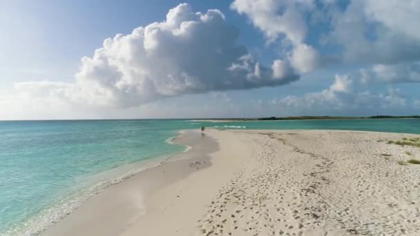 Ταξιδεύουν Ζευγάρι Μόλις Παντρεύτηκε Περπάτημα Λευκή Άμμο Νησί Παραλία Cayo — Αρχείο Βίντεο