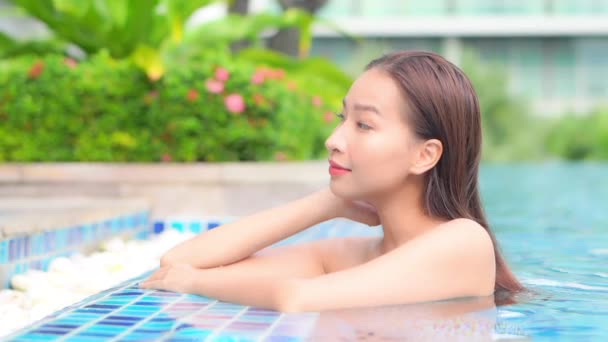 Attraktiv Ung Kvinde Swimmingpool Læner Sig Langs Kanten Posh Resort – Stock-video