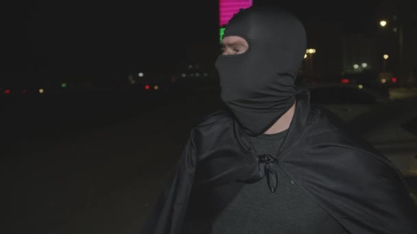 Fehér Férfi Fekete Köpenyben Csuklyás Álarcban Éjjel Bahreinben Közepes Lövés — Stock videók