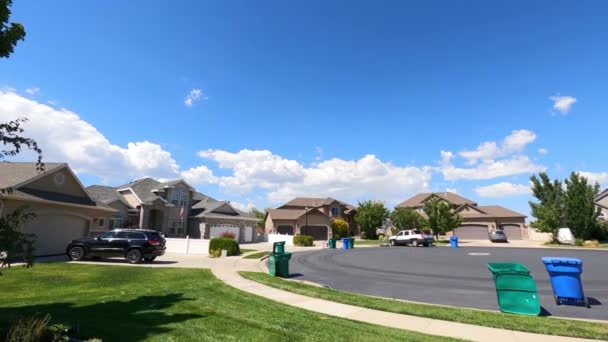 Bairro Suburbano Típico Utah Dia Ensolarado Panning Time Lapse — Vídeo de Stock