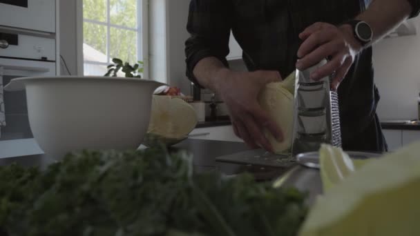 Närbild Människans Hand Rivning Kål För Jäsningsprocessen Glidande Dag — Stockvideo