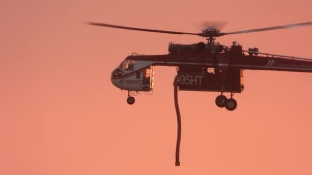 Glühend Rotem Himmel Steigt Ein Elvis Wasserbombenhubschrauber Herab Tanks Aufzufüllen — Stockvideo