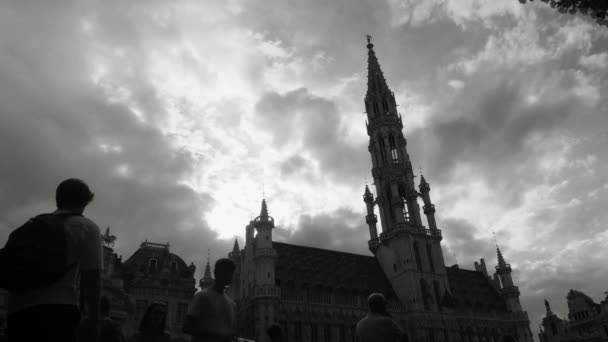 Siluetas Gente Contra Ayuntamiento Bruselas Famosa Grand Place Plaza Armas — Vídeos de Stock