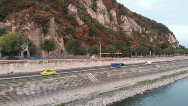 Bakåt Efter Skott Gul Modern Spårvagn Donau Flodstrand — Stockvideo