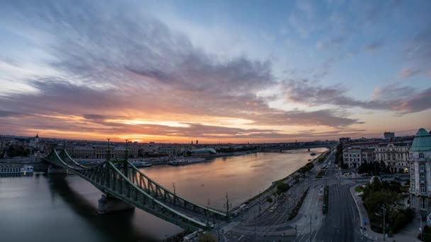 Budapest Gyönyörű Narancssárga Napkelte Szabadság Híd — Stock videók