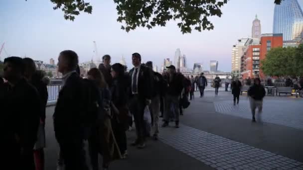 在伦敦的摩天大楼作为背景 伊丽莎白二世女王的守夜仪式结束后 国家排起了长队 — 图库视频影像