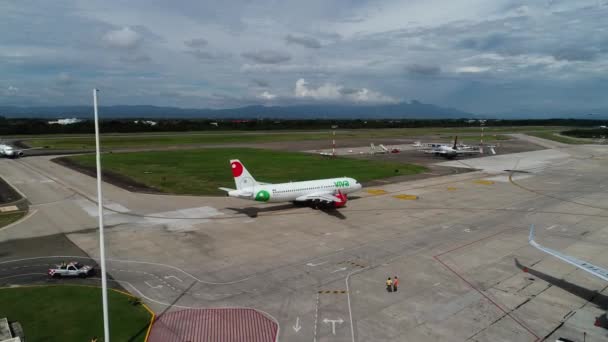 Drone Acercándose Avión Que Conduce Hacia Pista Aeródromo Soleado México — Vídeos de Stock