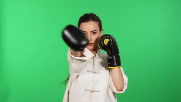 Mujer Morena Joven Con Guantes Boxeo Kung Blanco Wushu Unifrom — Vídeos de Stock