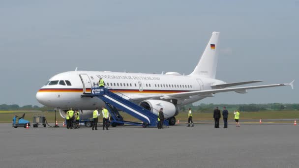机场工作人员欢迎欧盟委员会主席Ursula Von Der Leyen和她的小组成员从Konrad Adenauer飞机上下机抵达丹麦埃斯博格机场 — 图库视频影像