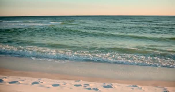 Skott Från Havet Varm Solig Kväll Med Fotspår Sanden — Stockvideo