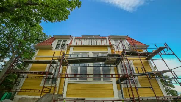 Lapso Tempo Ângulo Baixo Homem Pintando Fachada Uma Casa Amarelo — Vídeo de Stock