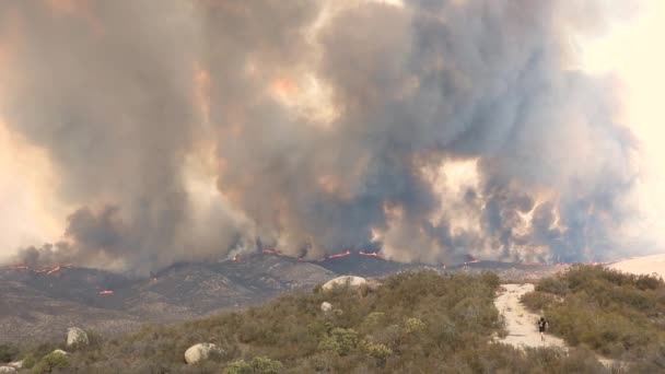 Plumas Humo Llenan Cielo Mientras Fotógrafo Corre Hacia Enorme Fuego — Vídeos de Stock