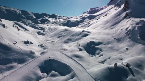 フランスアルプスのアヴォリアズスキー場では 圧雪バーンを見下ろすフライオーバーが楽しめます — ストック動画