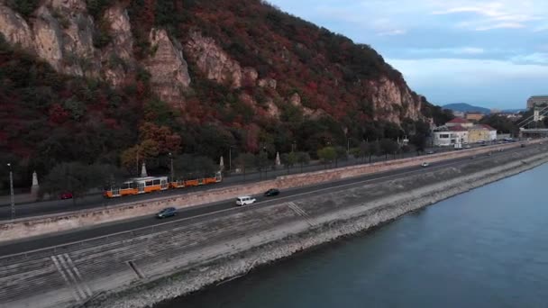 Avance Aéreo Siguiente Disparo Tranvía Moderno Amarillo Orilla Del Río — Vídeos de Stock