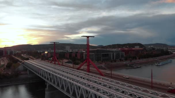 Slow Backward Dolly Aerial Rkczi Bridge Train Budapest — Video