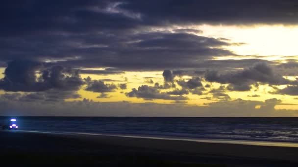 Dramatischer Und Filmischer Blauer Und Gelber Sonnenaufgang Über Einem Ruhigen — Stockvideo