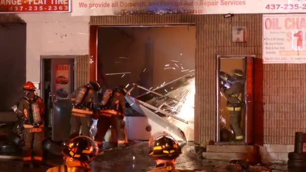 Echipa Pompieri Lucrează Noaptea Ruinele Unei Clădiri Polizor Metalic Care — Videoclip de stoc
