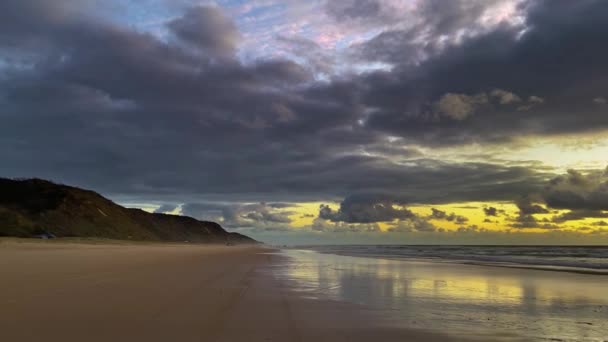 Der Ferne Säumen Dutzende Oder Fischer Den Strand Dieser Dramatischen — Stockvideo