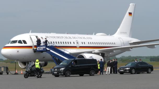 Funcionarios Daneses Escolta Aeropuerto Esbjerg Para Dar Bienvenida Canciller Alemán — Vídeos de Stock