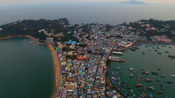 Drone Tiro Viajando Para Frente Inclinando Acima Uma Cidade Construída — Vídeo de Stock