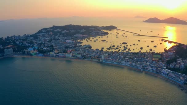Drone Gün Batımında Isthmus Küçük Bir Sahil Kenti Inşa Edilmiş — Stok video