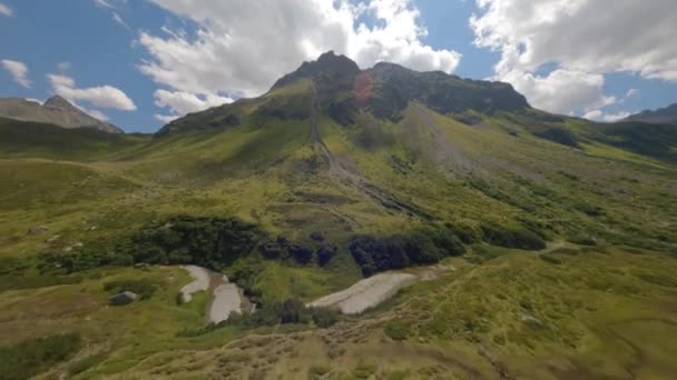 ภาพยนตร ทางอากาศเหน อถนนท ามกลางภ เขาส ยวขนาดใหญ ของอ างเก Silvretta ในออสเตร — วีดีโอสต็อก