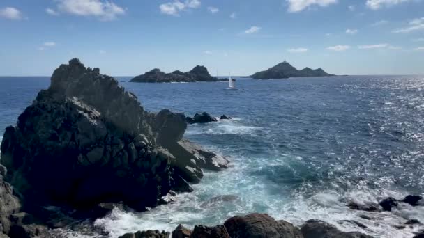 Fale Morskie Uderzające Skaliste Wybrzeże Wyspie Korsyka Podczas Gdy Żaglówka — Wideo stockowe