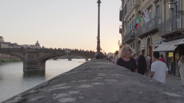 Gente Cammina Lungo Arno Riunisce Vedere Tramonto Dal Ponte — Video Stock