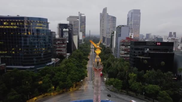 Vista Aérea Sobre Estatua Del Ángel Independencia Nublada Avenida Reforma — Vídeos de Stock