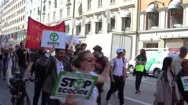 Молодые Протестующие Плакатами Мегафоном Марше Климата Портативные — стоковое видео