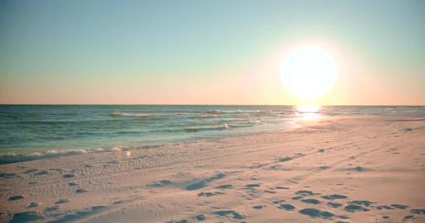 Aufnahmen Des Ozeans Einem Warmen Sonnigen Abend Mit Fußspuren Sand — Stockvideo