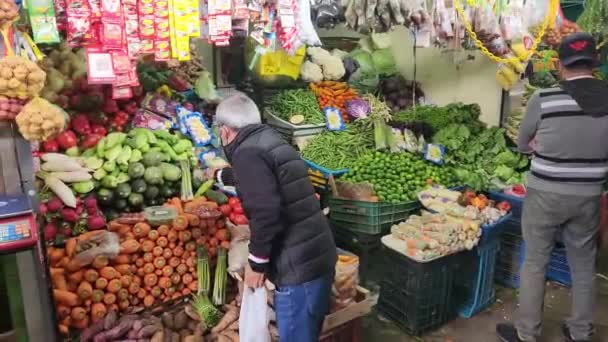 Video Von Menschen Die Lebensmittel Auf Einem Obst Und Gemüsemarkt — Stockvideo