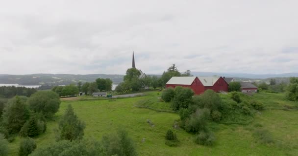 Hill Farm Tour Église Dans Paysage Rural Scandinave Source Drone — Video