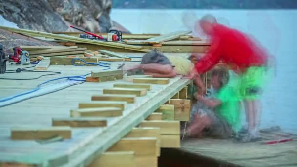 Primer Plano Los Trabajadores Que Construyen Embarcadero Madera Timelapse Largo — Vídeo de stock