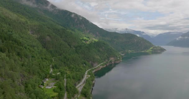 Luchtfoto Van Schilderachtige Weg Die Het Indrukwekkende Hardanger Fjord Omhelst — Stockvideo