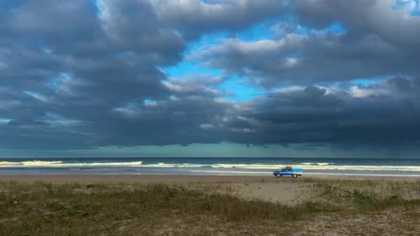 Veículos Road 4X4 Dirigem Até Uma Praia Com Uma Tempestade — Vídeo de Stock