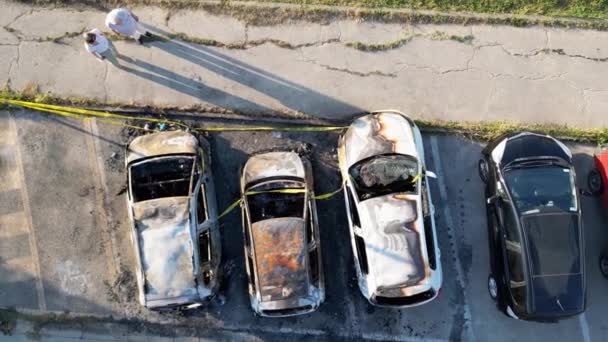 在城市停车场烧毁的汽车 空中俯瞰 — 图库视频影像