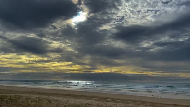 Nuvens Tempestade Reúnem Amanhecer Sobre Oceano Pacífico Enquanto Sol Tenta — Vídeo de Stock