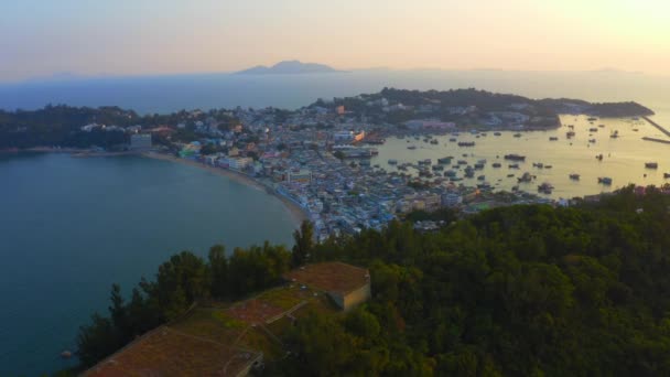 Nsansız Hava Aracı Altın Saat Boyunca Bir Adanın Üzerinde Ilerlerken — Stok video