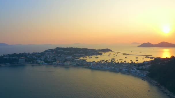 Nsansız Hava Aracı Gün Batımında Bir Sahil Kenti Inşaatı Ile — Stok video