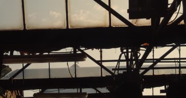 Силуэт Стальной Балки Поддерживающей Стеклянную Крышу Старого Промышленного Здания — стоковое видео