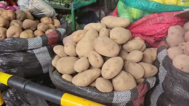 Видео Мешков Картошки Рынке Лиме Перу Много Различных Типов Картофеля — стоковое видео