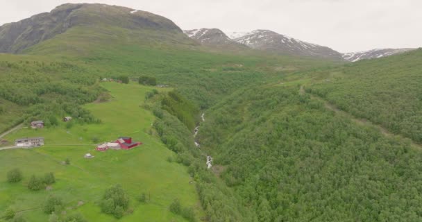 Casas Vacaciones Valle Exuberante Paisaje Montañoso Aurlandsvangen Noruega Dron Aéreo — Vídeos de Stock