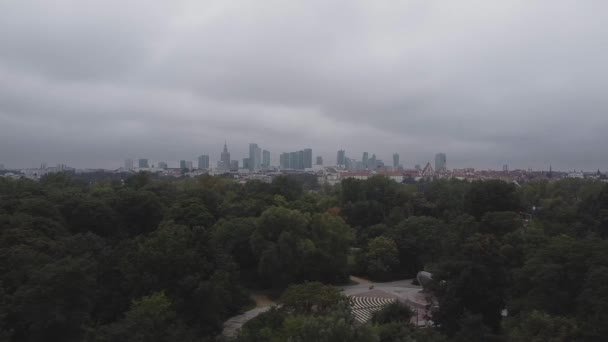 Imágenes Aéreas Aviones Tripulados Del Horizonte Ciudad Warsaw Con Bosque — Vídeo de stock