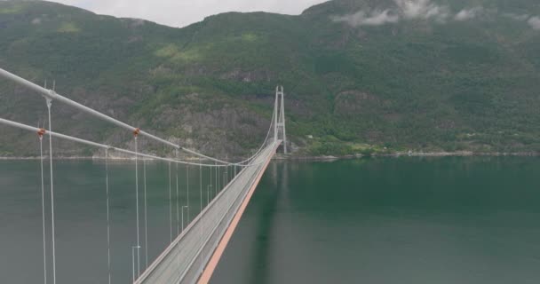 Langste Hangbrug Spanning Fjord Noorwegen Hardanger Bridge Hardangerbrua Hardangerfjord Luchtdoeldrone — Stockvideo
