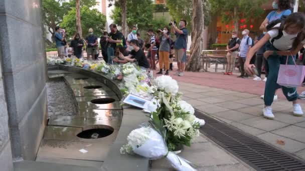 Sörjande Placera Blombuketter Och Bilder Utanför Det Brittiska Generalkonsulatet Som — Stockvideo