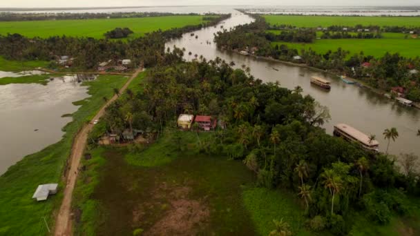 Drohnenaufstieg Zeigt Hausboote Auf Dem Fluss Kumarakom Kerala Indien — Stockvideo