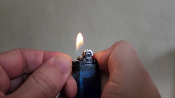 Відео Рук Тримають Синій Запальничку Регулюють Полум Пальцями Ковзаючи Важіль — стокове відео