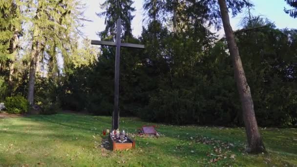 Detailní Záběr Hrob Velký Křesťanský Kříž Hřbitově Štětíně — Stock video