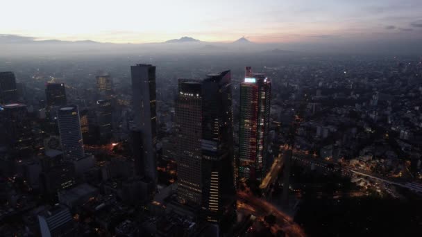 墨西哥城Reforma大街上灯光明亮的高楼前的空中景观 — 图库视频影像